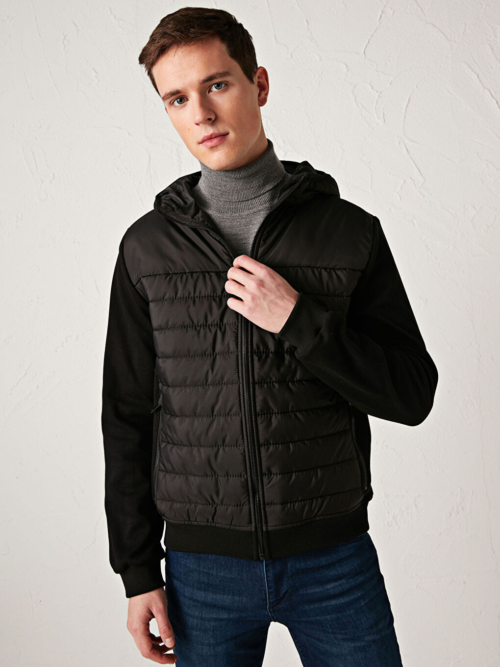 Siyah Standart Kalıp Kapüşonlu Mont-1