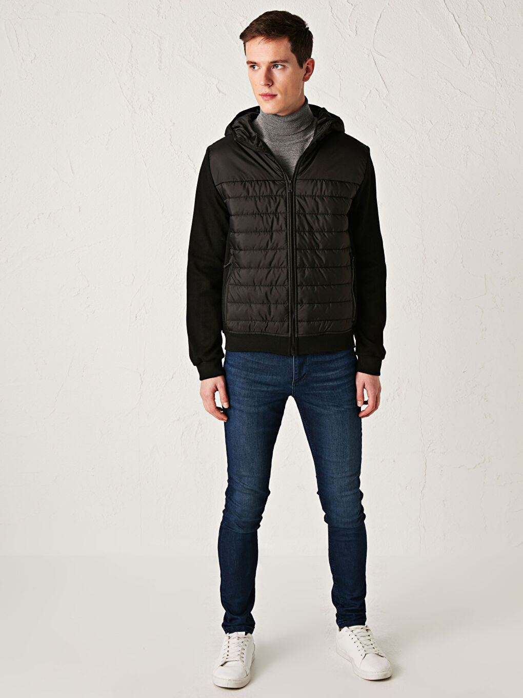 Siyah Standart Kalıp Kapüşonlu Mont-3