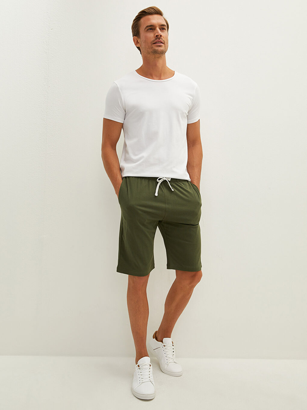 Haki Standart Kalıp Beli Lastikli Erkek Şort