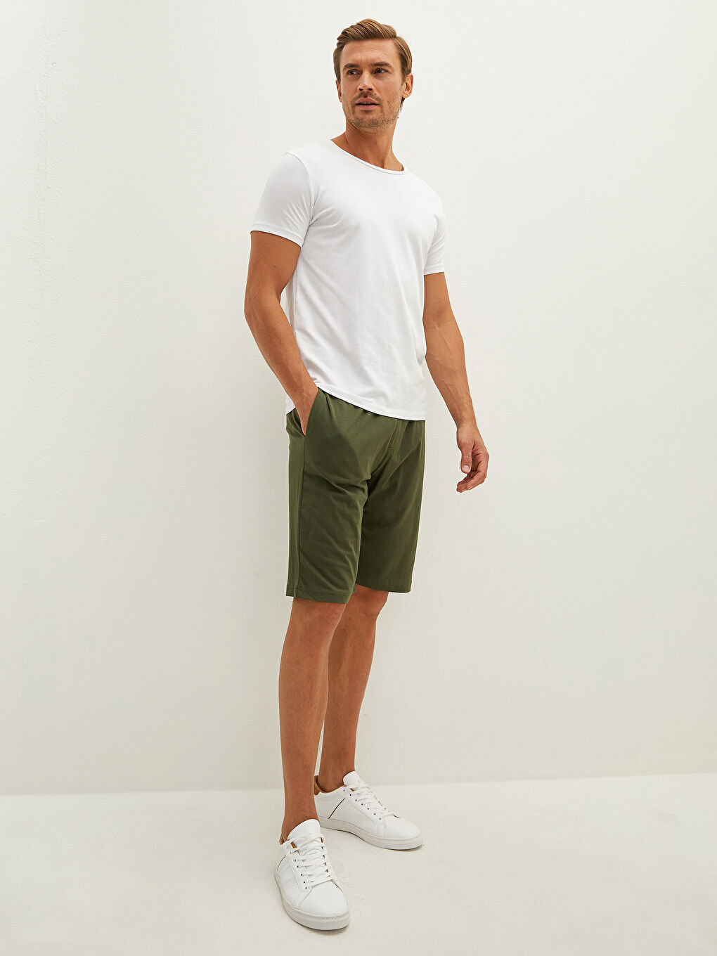 Haki Standart Kalıp Beli Lastikli Erkek Şort-1