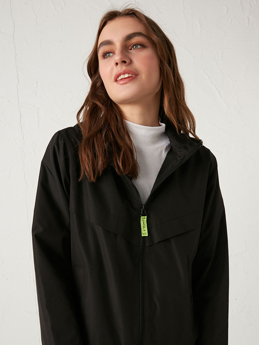 Дождевик с капюшоном и застежкой-молнией-1