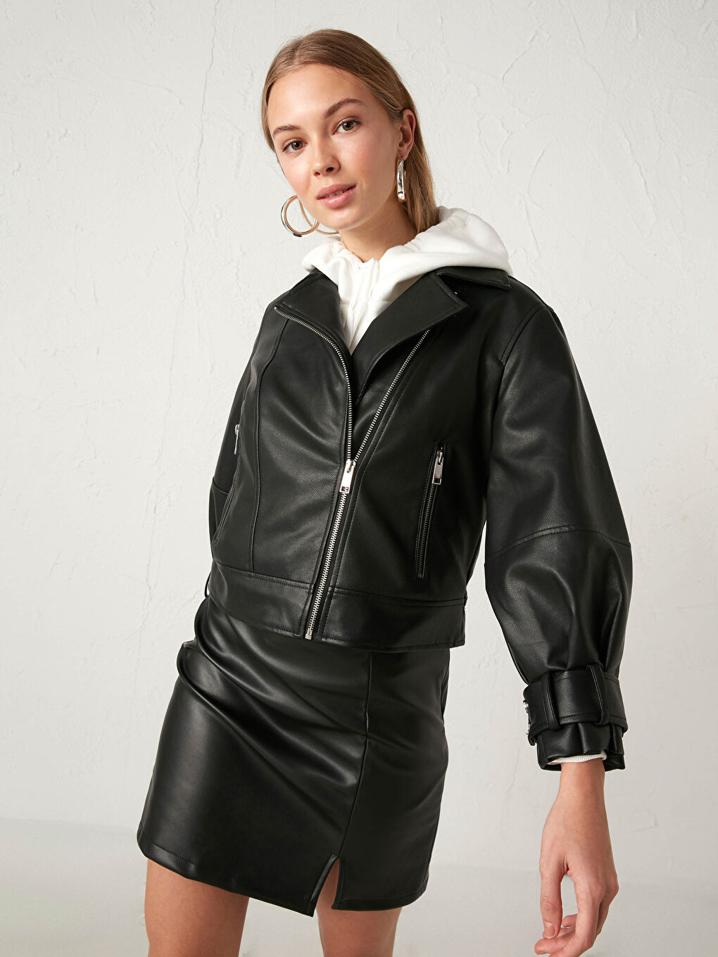 Siyah Biker Yaka Düz Uzun Kollu Kadın Deri Görünümlü Biker Mont-3