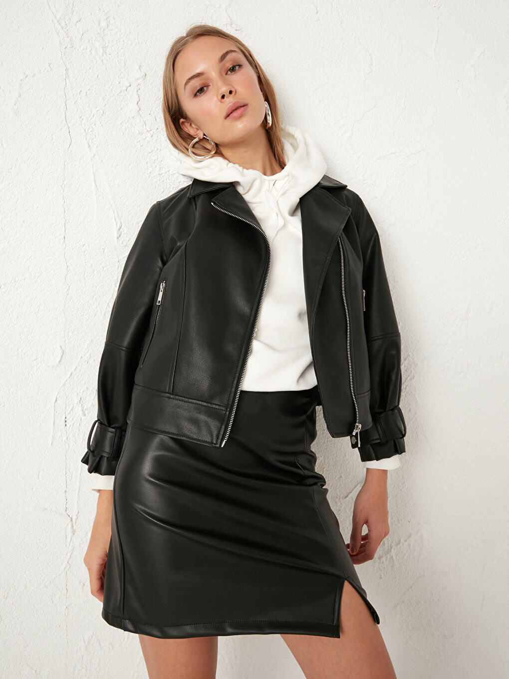 Siyah Biker Yaka Düz Uzun Kollu Kadın Deri Görünümlü Biker Mont-4