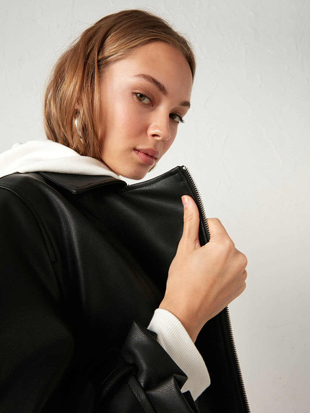 Siyah Biker Yaka Düz Uzun Kollu Kadın Deri Görünümlü Biker Mont-5