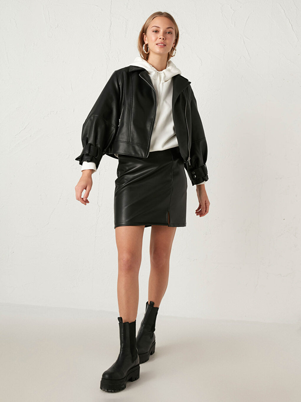 Siyah Biker Yaka Düz Uzun Kollu Kadın Deri Görünümlü Biker Mont-6