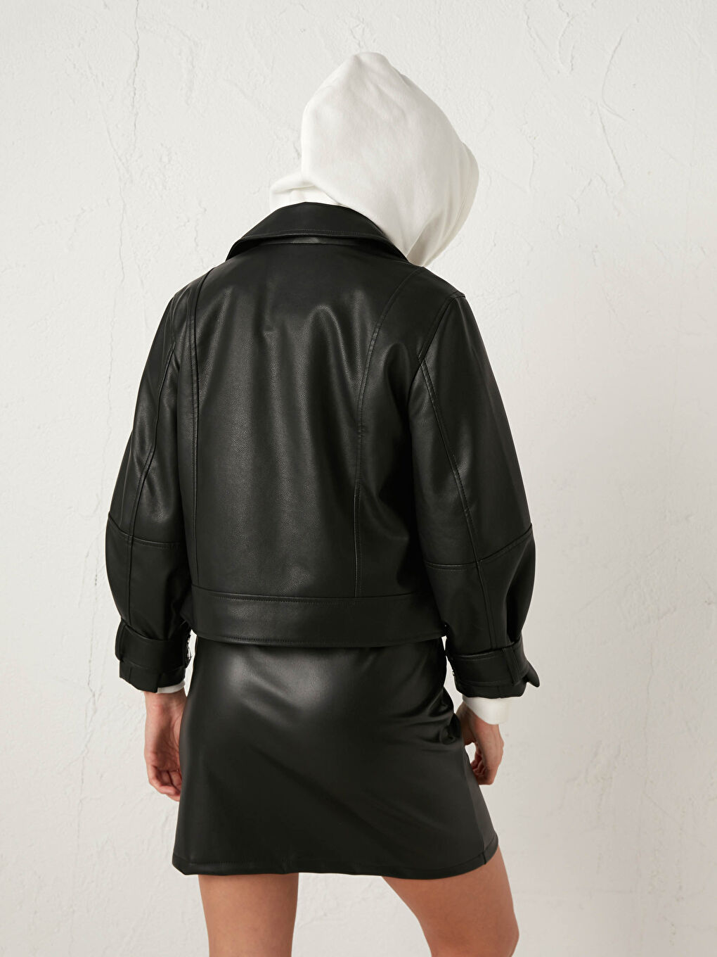 Siyah Biker Yaka Düz Uzun Kollu Kadın Deri Görünümlü Biker Mont-7