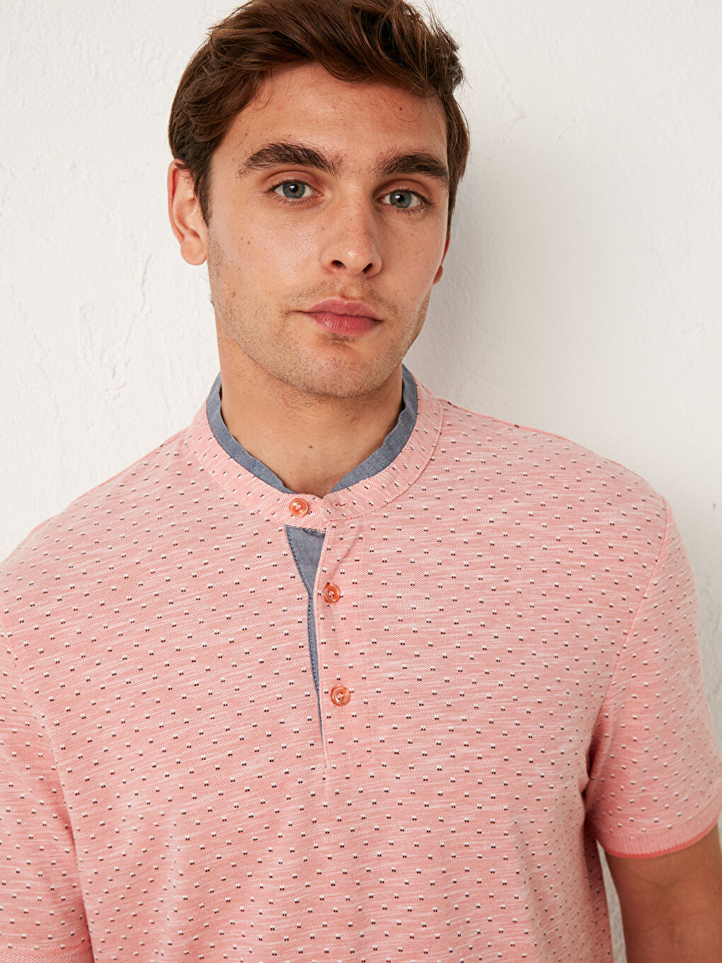 Pembe Hakim Yaka Kısa Kollu Pamuklu Tişört