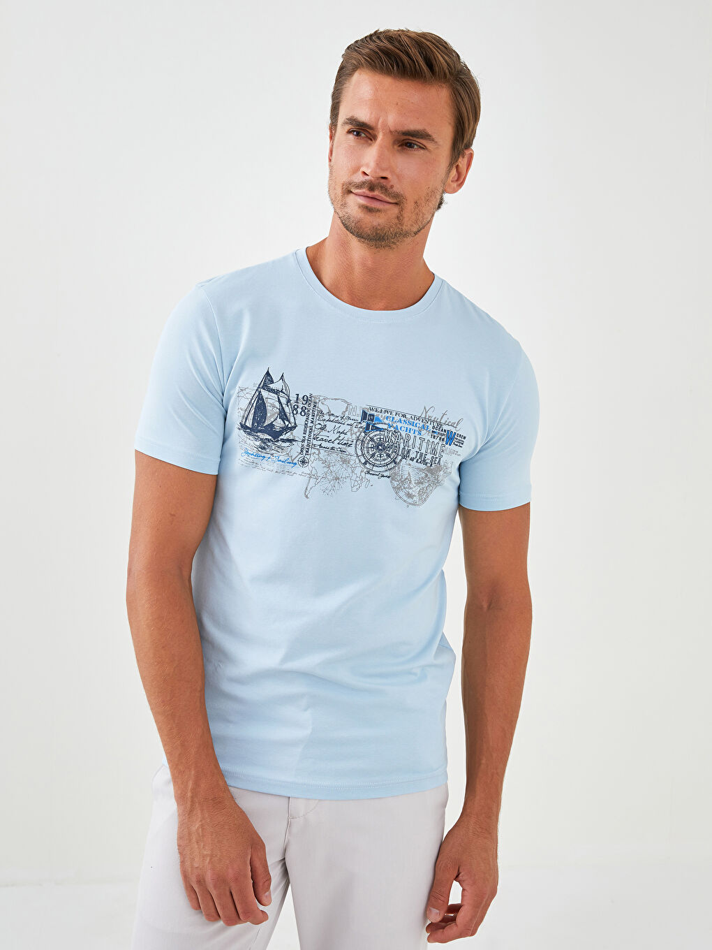 Ерлерге арналған трикотаж дөңгелек жағалы қысқа жең принтті мақта футболка-1