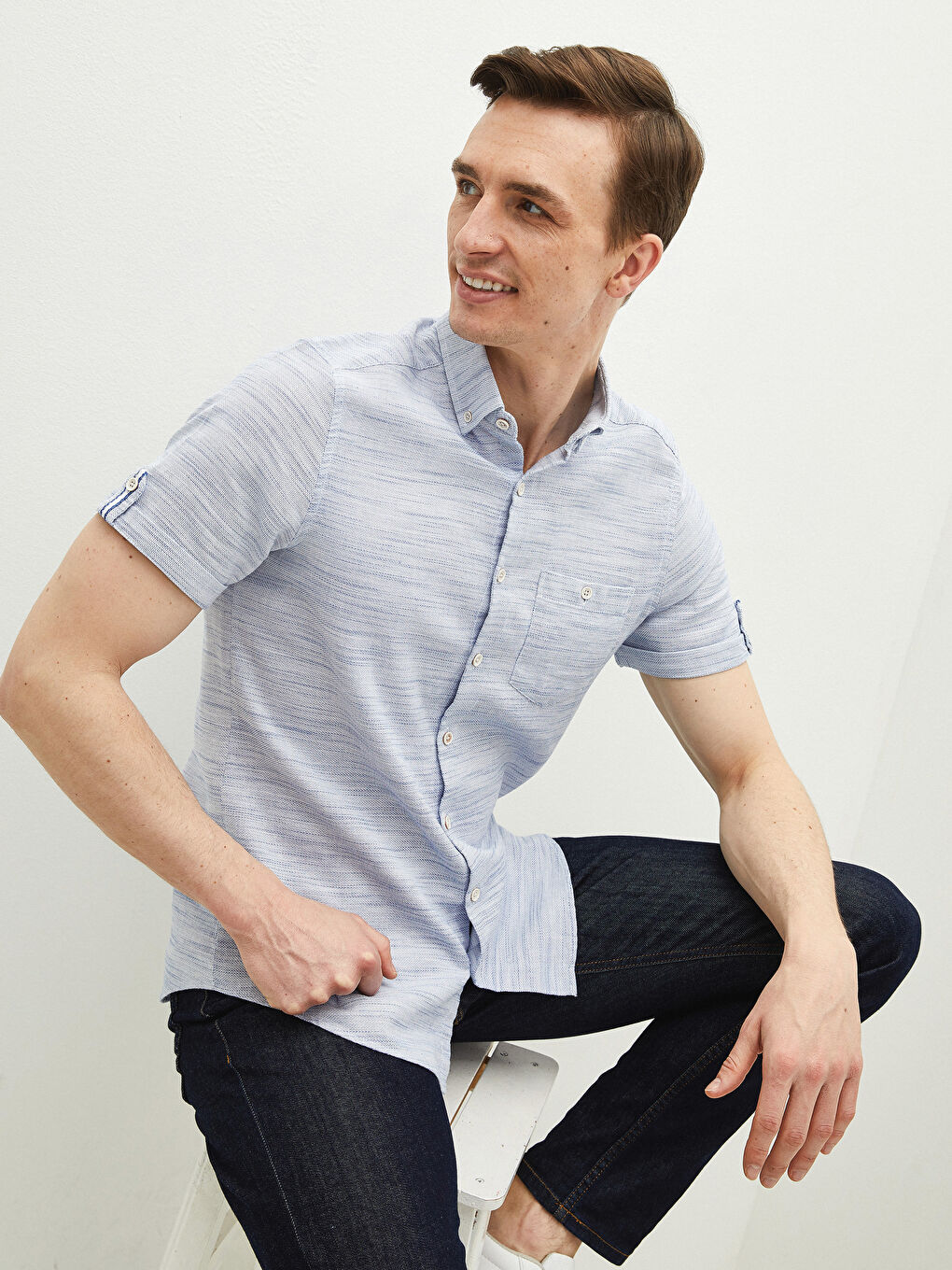 قميص رجالي ضيق بنقشة وأكمام قصيرة للرجال