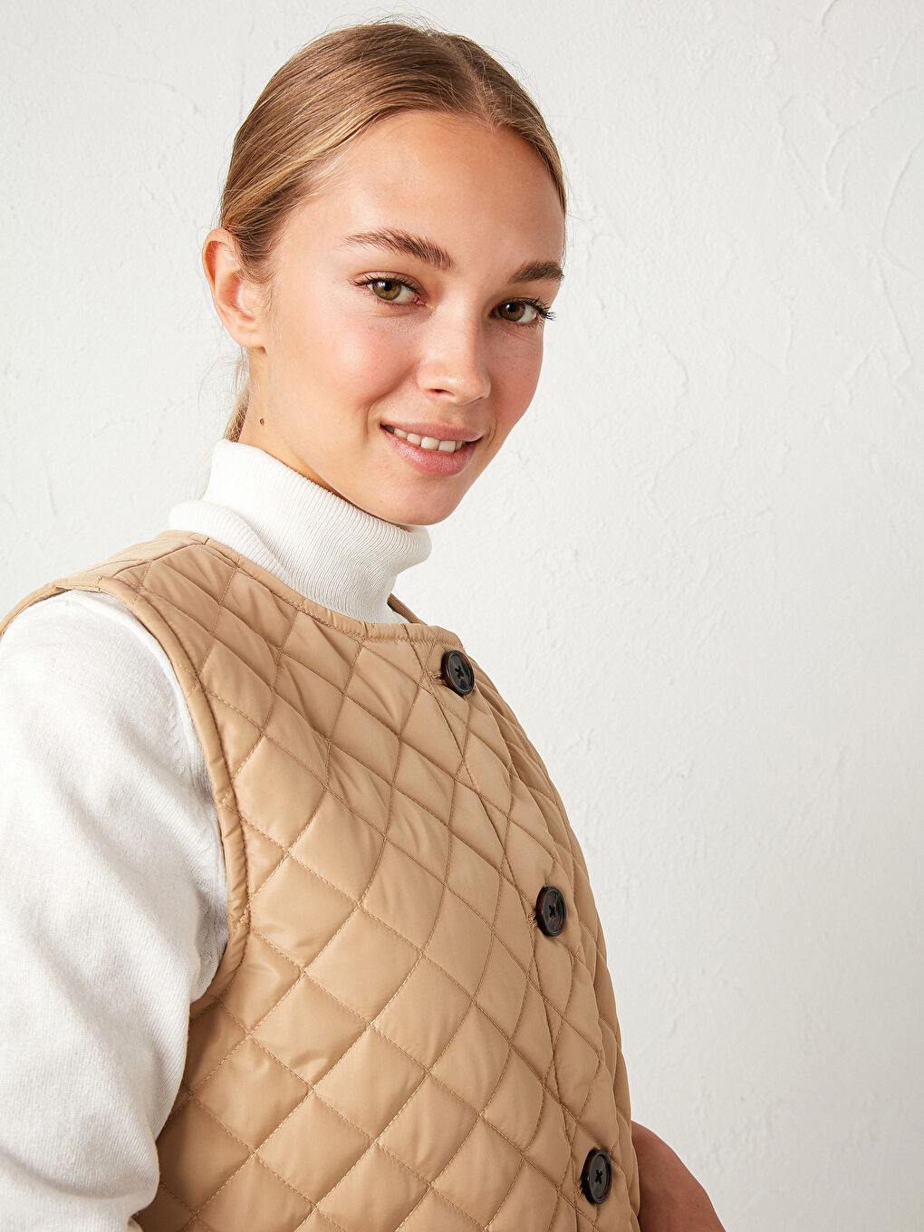 Buttoned Quilted Vest-4