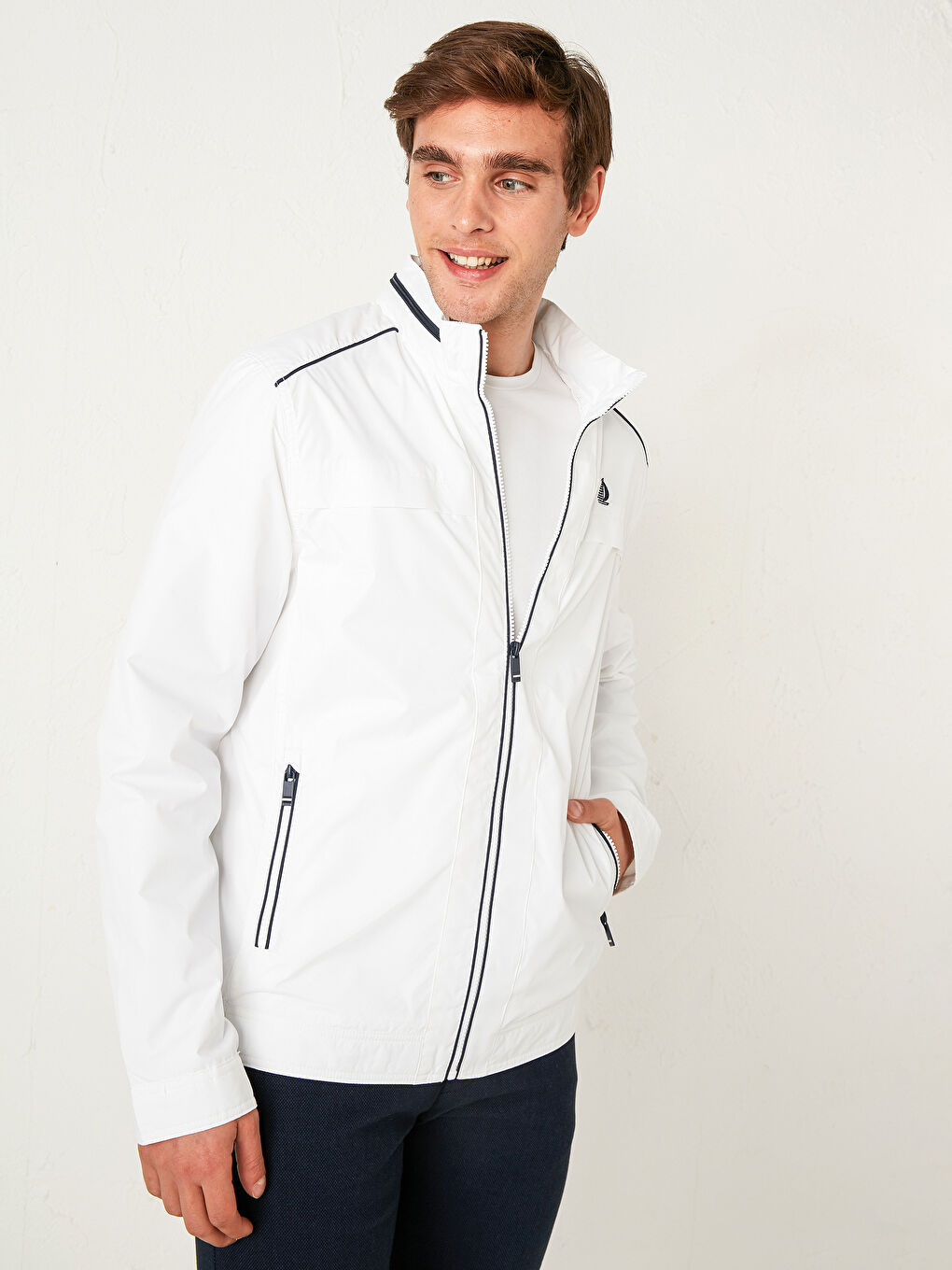 Beyaz Dik Yaka Erkek Mont