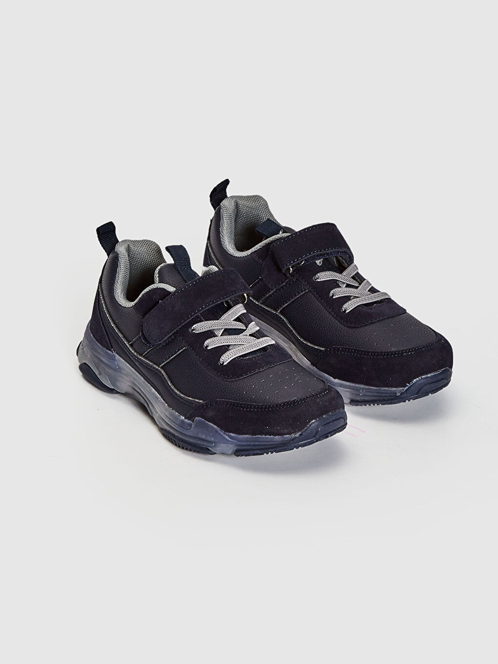 ولادي حذاء رياضي برباط