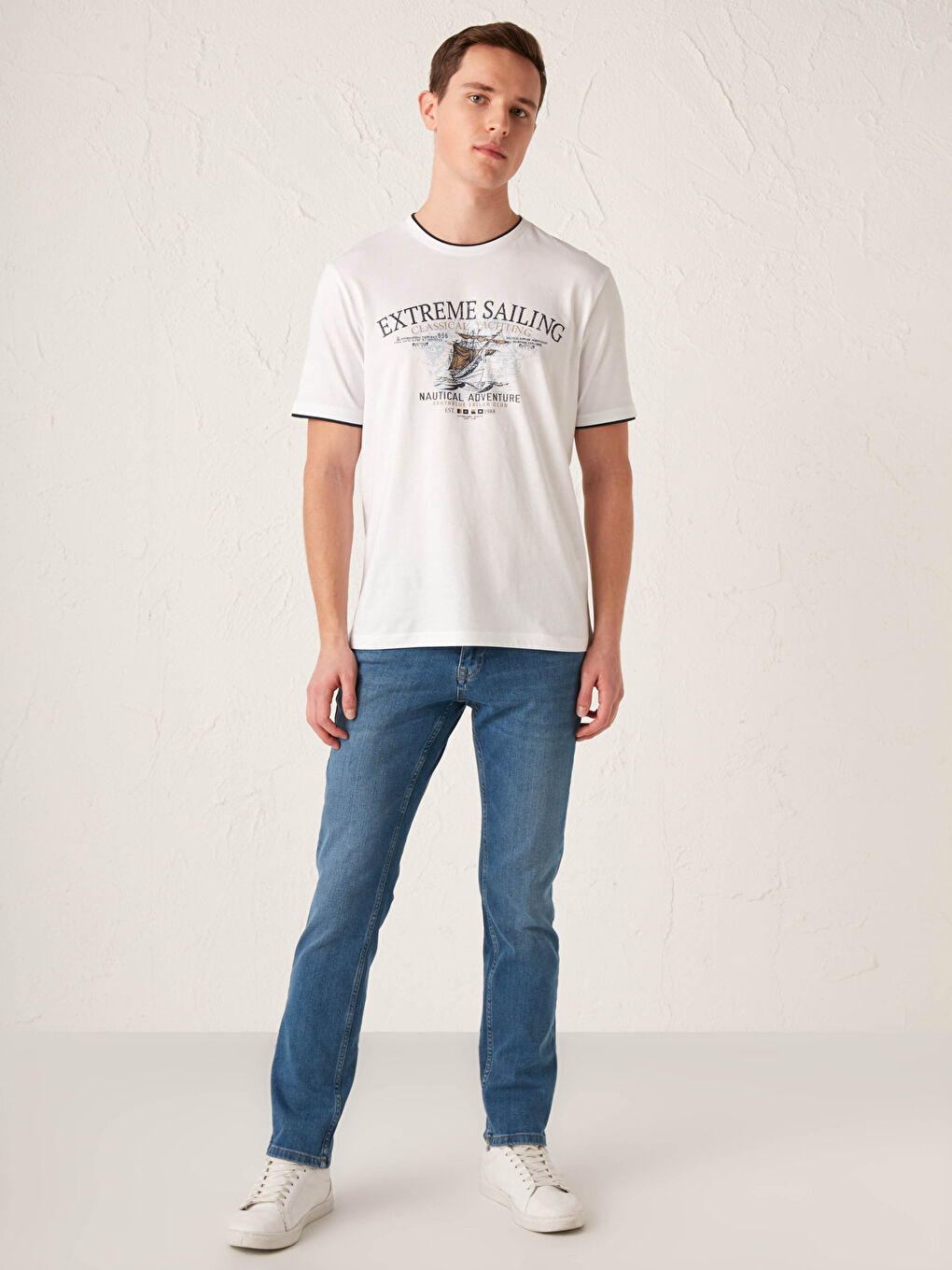 Beyaz Bisiklet Yaka Baskılı Penye Tişört-2