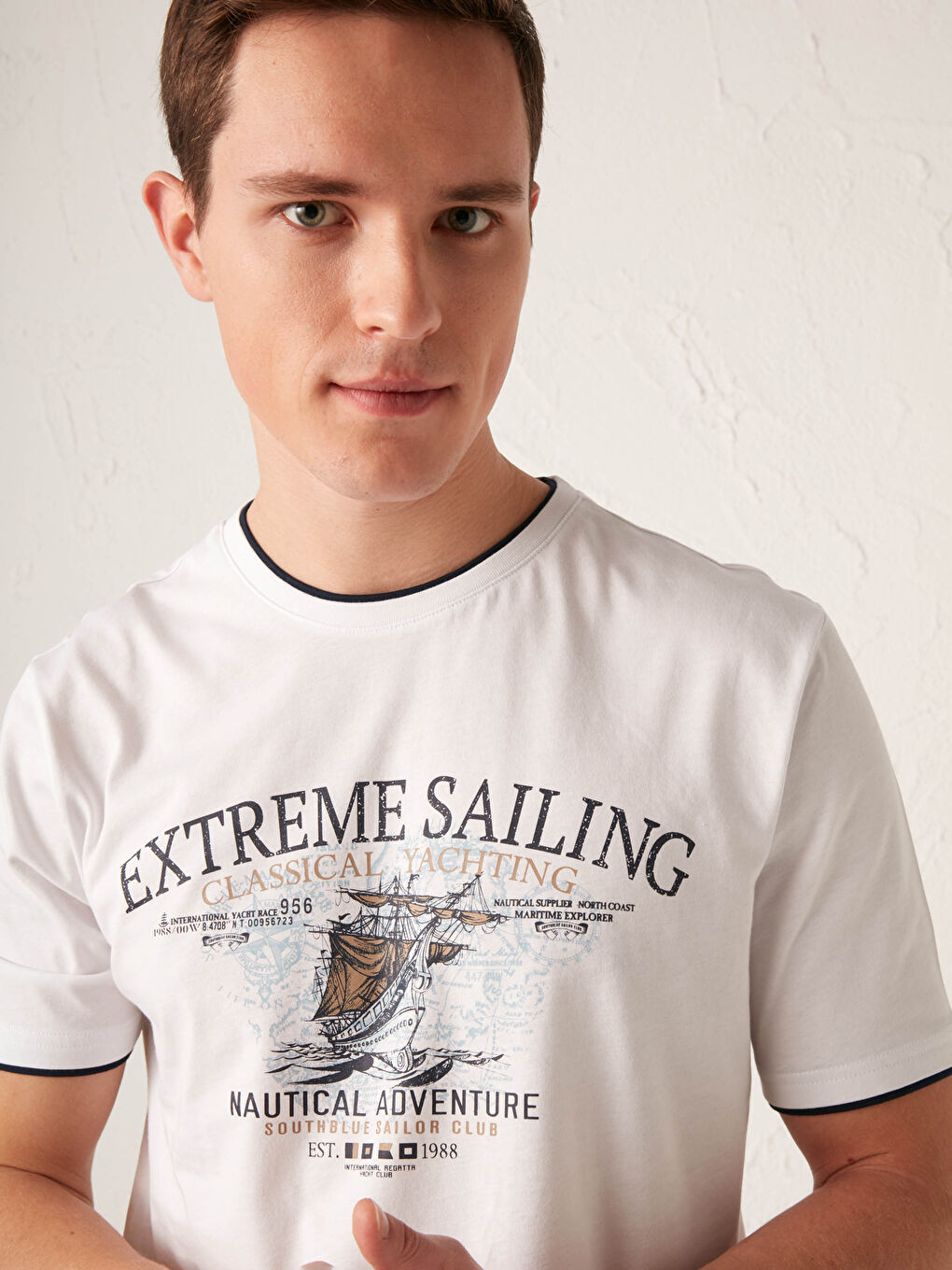 Beyaz Bisiklet Yaka Baskılı Penye Tişört-3