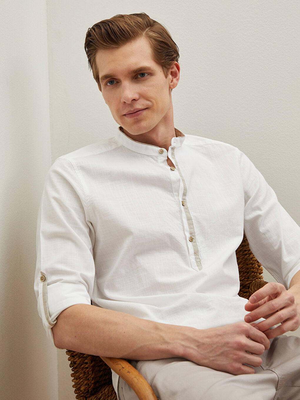 Beyaz Slim Fit Uzun Kollu Hakim Yaka Poplin Gömlek