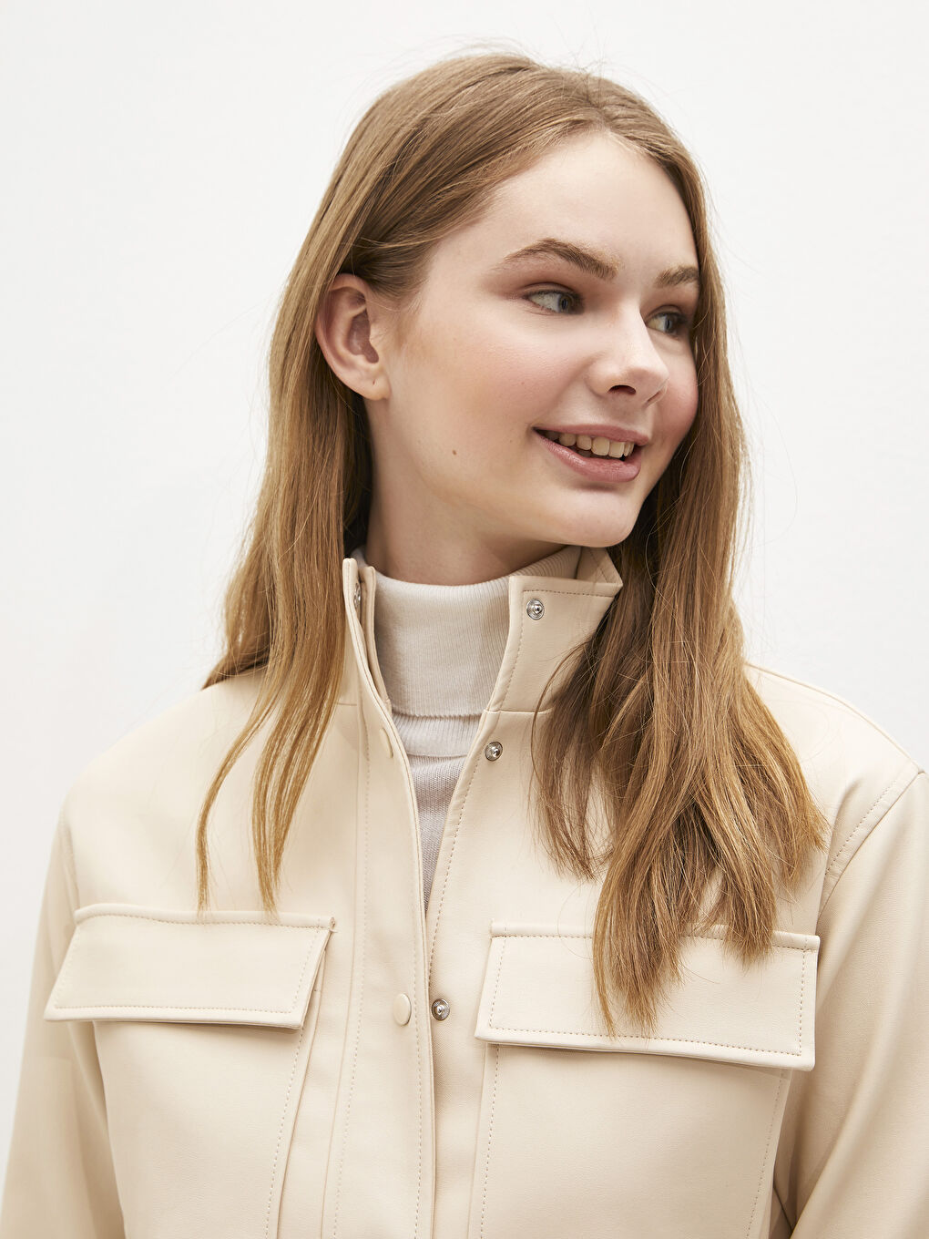 Bej Dik Yaka Düz Uzun Kollu  Kadın Deri Görünümlü Mont-3