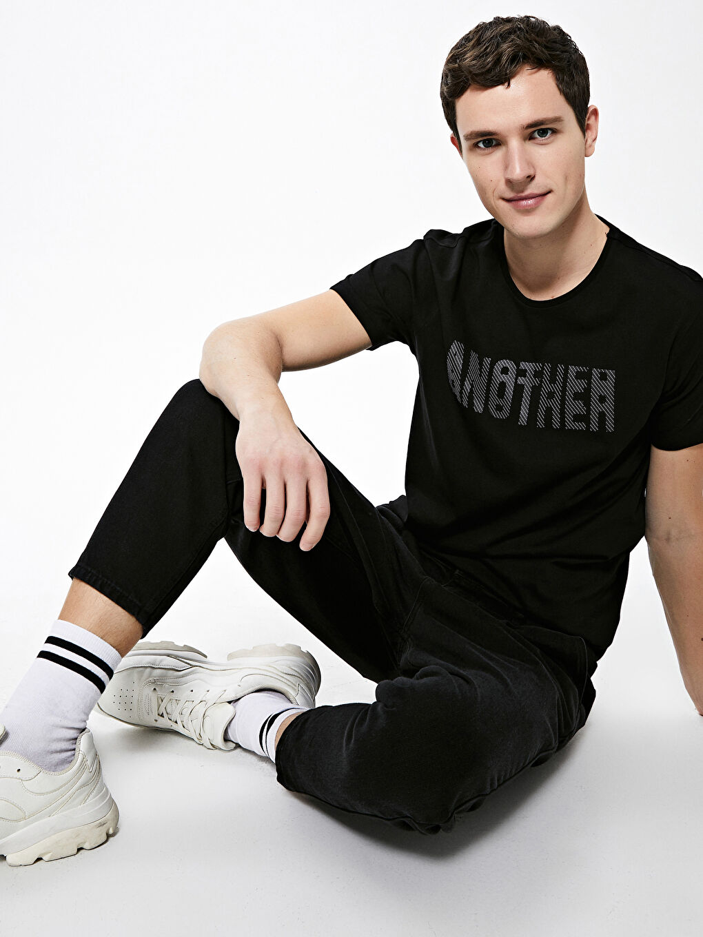 Siyah Bisiklet Yaka Kısa Kollu Baskılı Penye Erkek Tişört-1