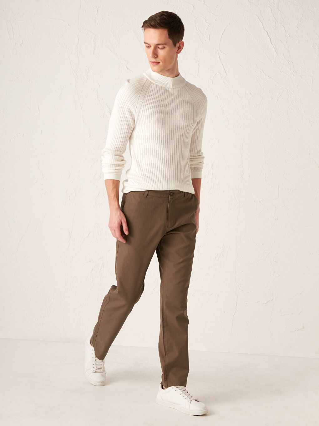 بنطلون تشينو جبردين بقصة مريحة - للرجال-2