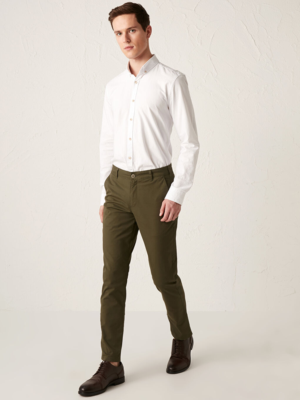 بنطلون تشينو للرجال بقصة ضيقة من قماش الجبردين