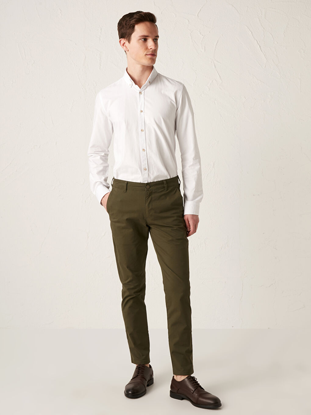 بنطلون تشينو للرجال بقصة ضيقة من قماش الجبردين-1