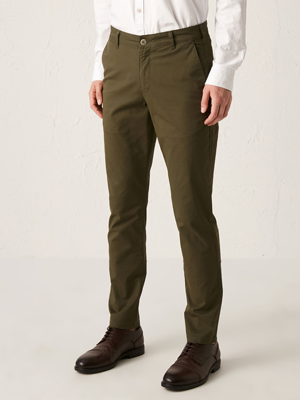 بنطلون تشينو للرجال بقصة ضيقة من قماش الجبردين-2