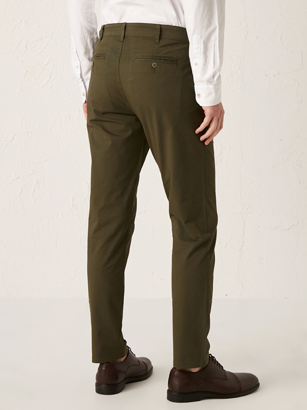 بنطلون تشينو للرجال بقصة ضيقة من قماش الجبردين-3