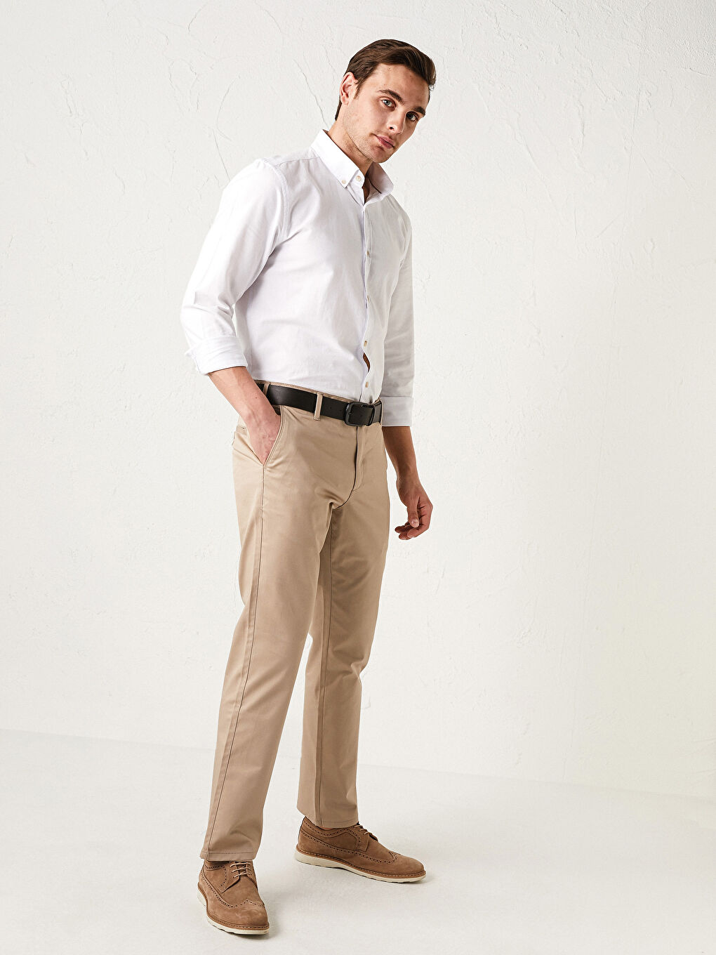 Muške pantalone standardnog kroja od gabardena -S13116Z8-LWN