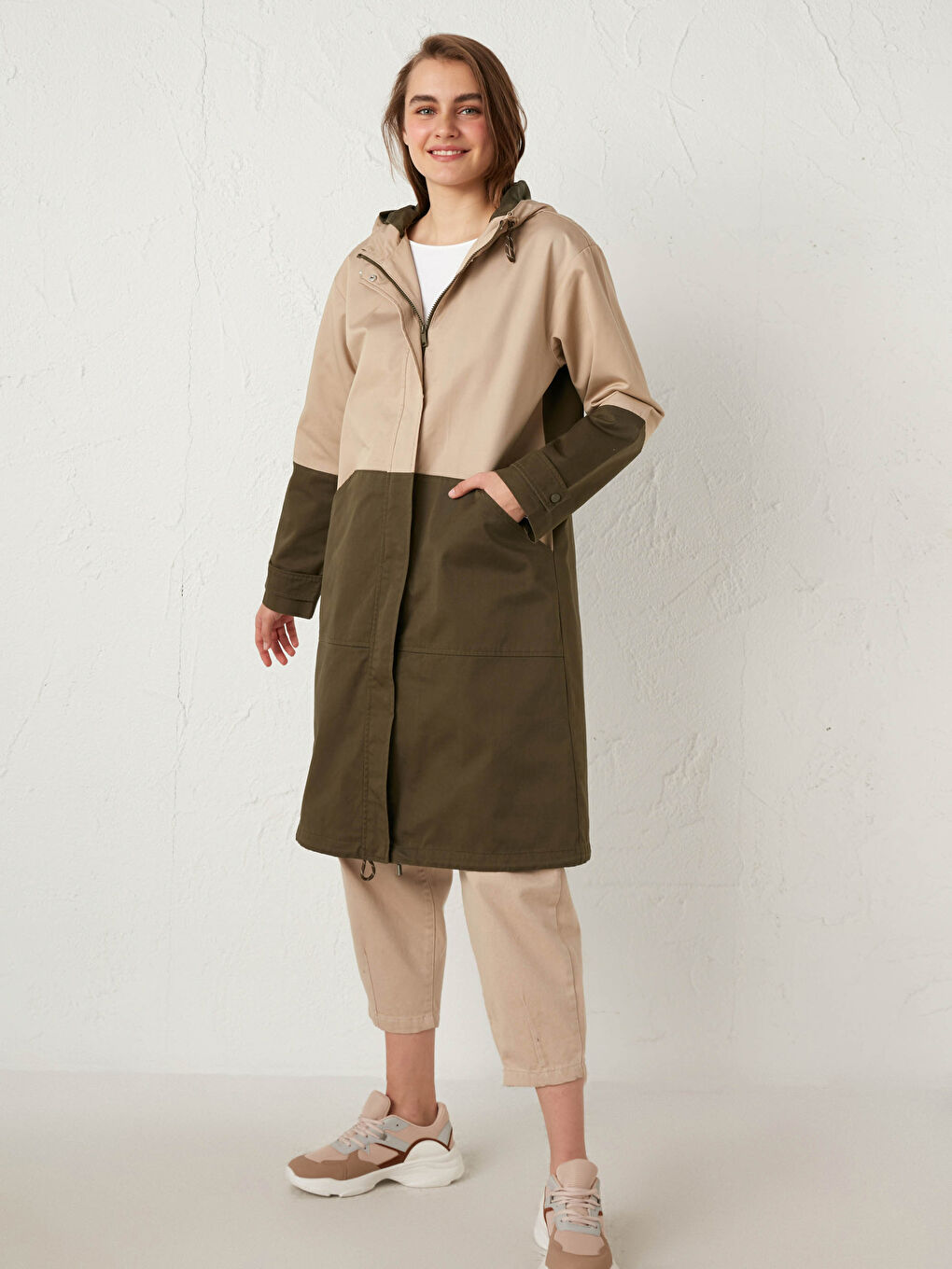 معطف نسائي نحيف بأكمام طويلة وكتلة ألوان مع غطاء رأس-4