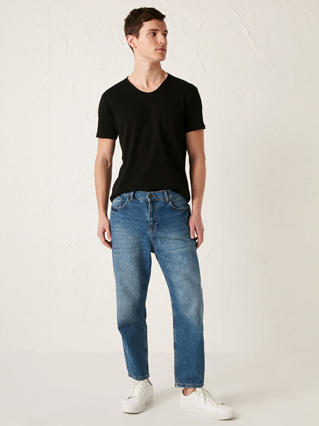 Ерлерге арналған v жағалы қысқа жеңді негізгі мақта футболка-3