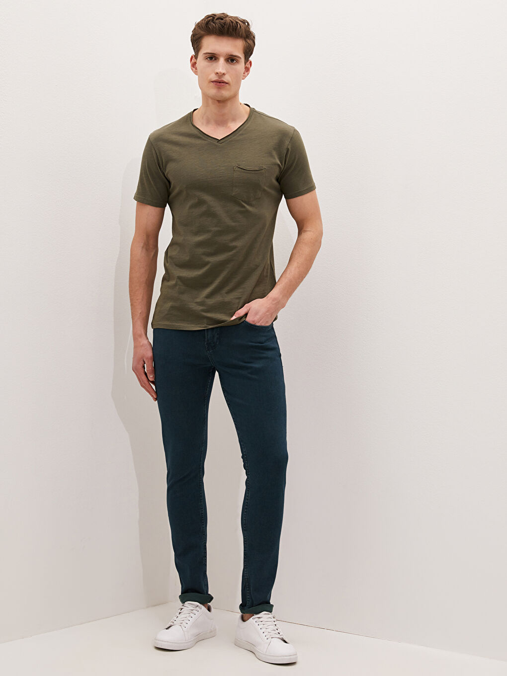 Haki V Yaka Kısa Kollu Basic Pamuklu Erkek Tişört-2