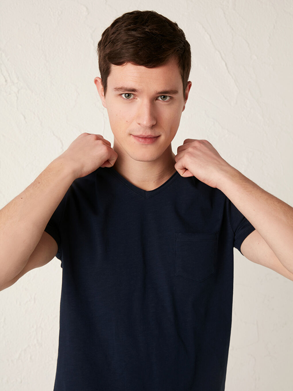 Lacivert V Yaka Kısa Kollu Basic Pamuklu Erkek Tişört-3