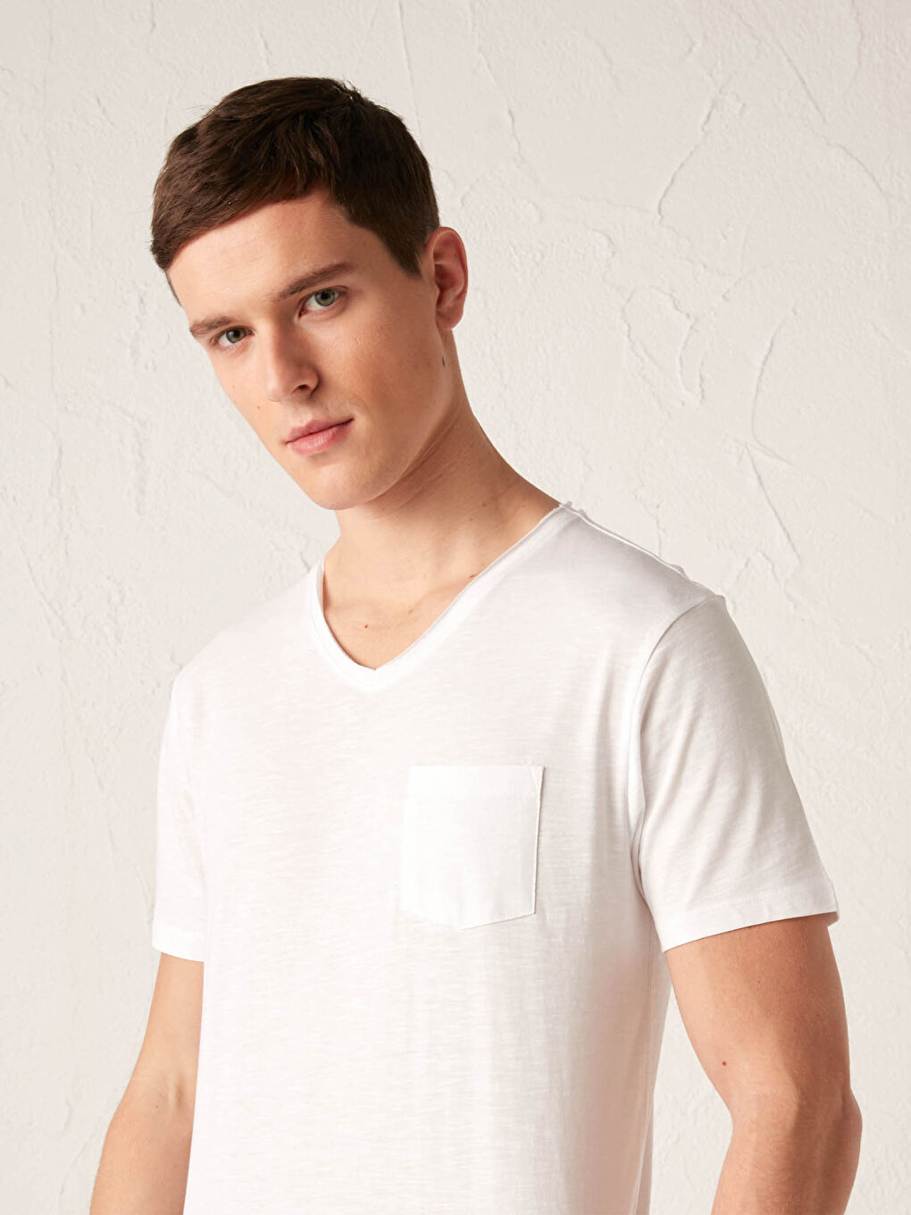 Beyaz V Yaka Kısa Kollu Basic Pamuklu Erkek Tişört-2