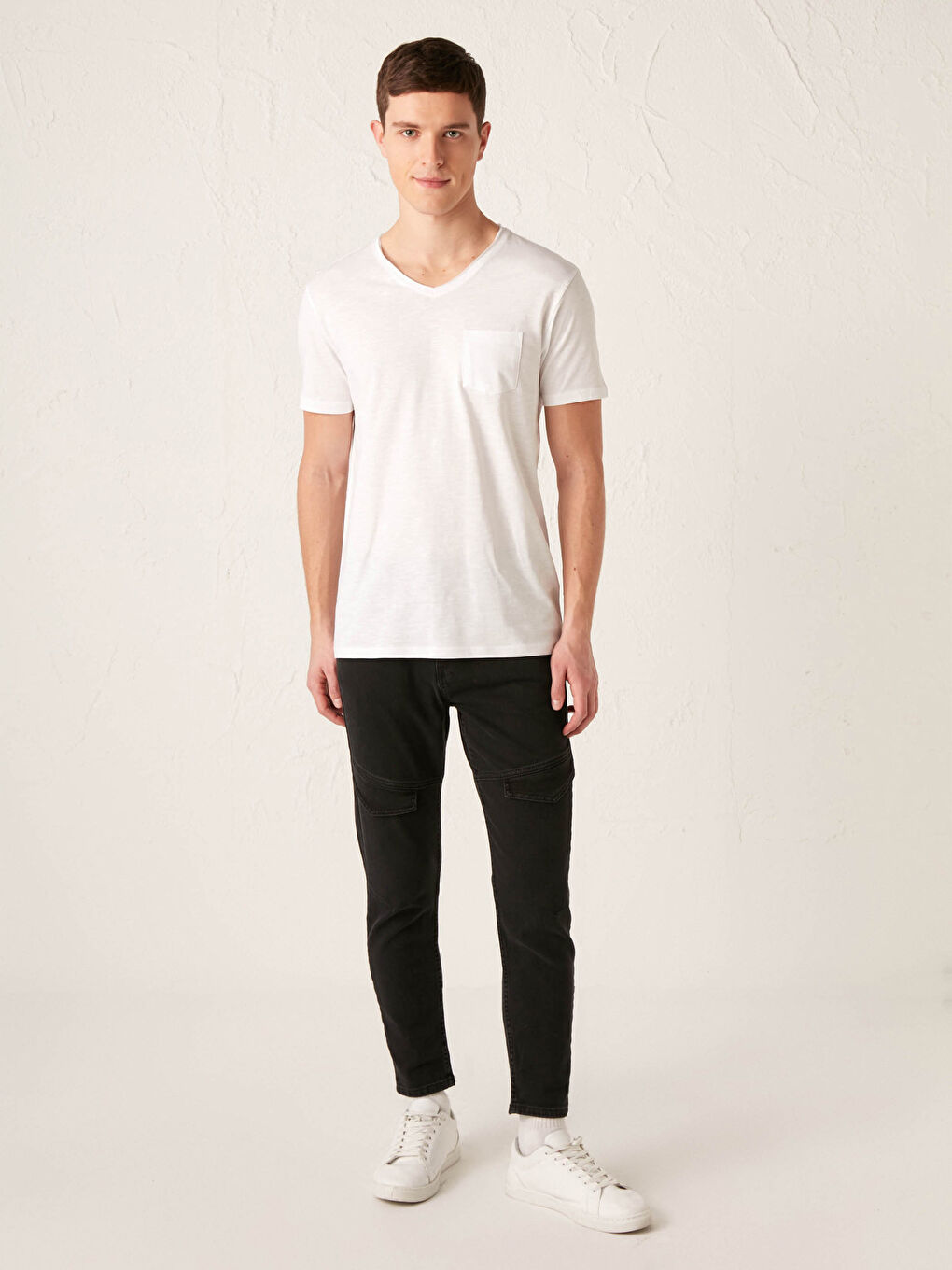 Beyaz V Yaka Kısa Kollu Basic Pamuklu Erkek Tişört-3