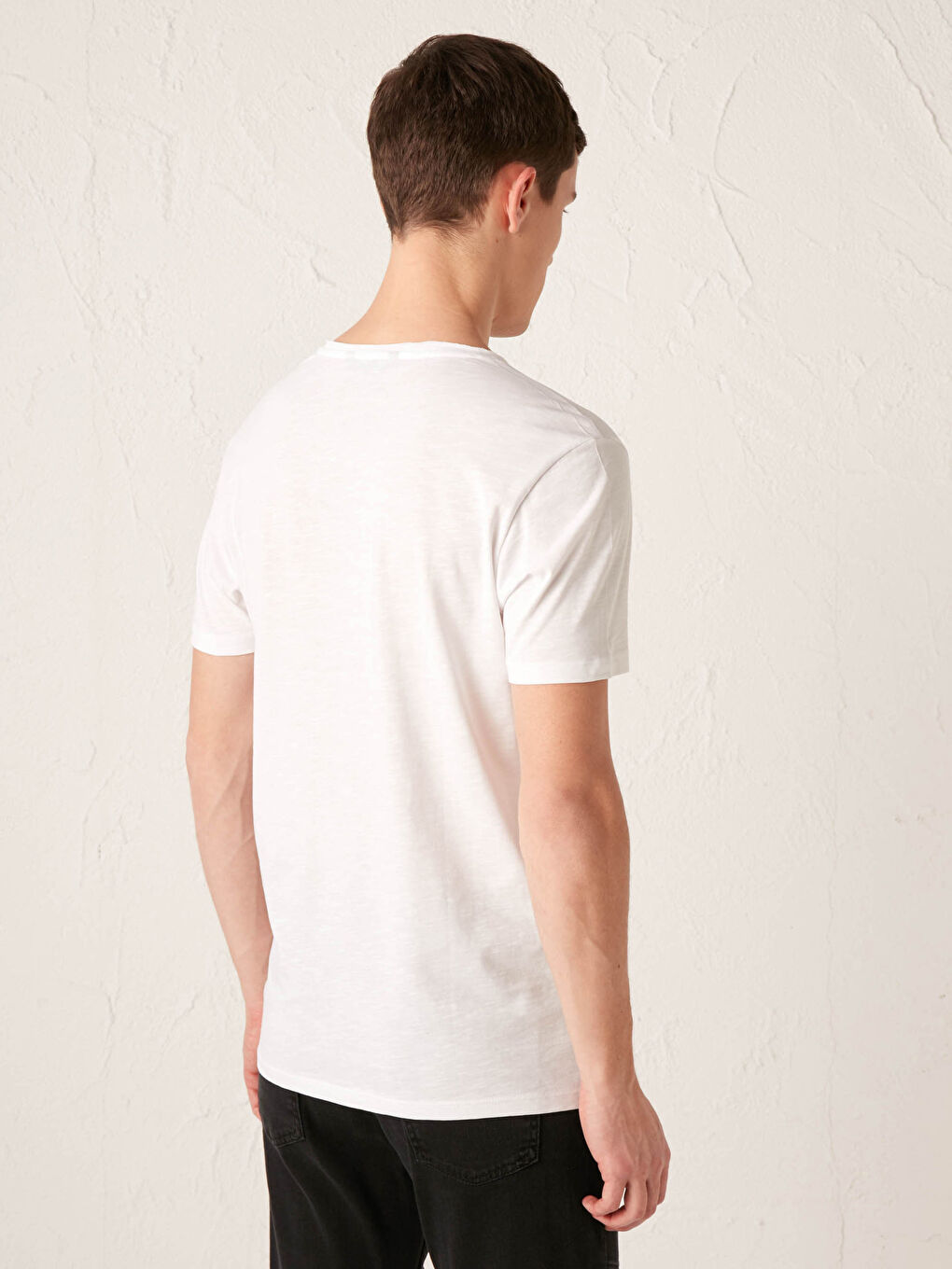 Beyaz V Yaka Kısa Kollu Basic Pamuklu Erkek Tişört-4