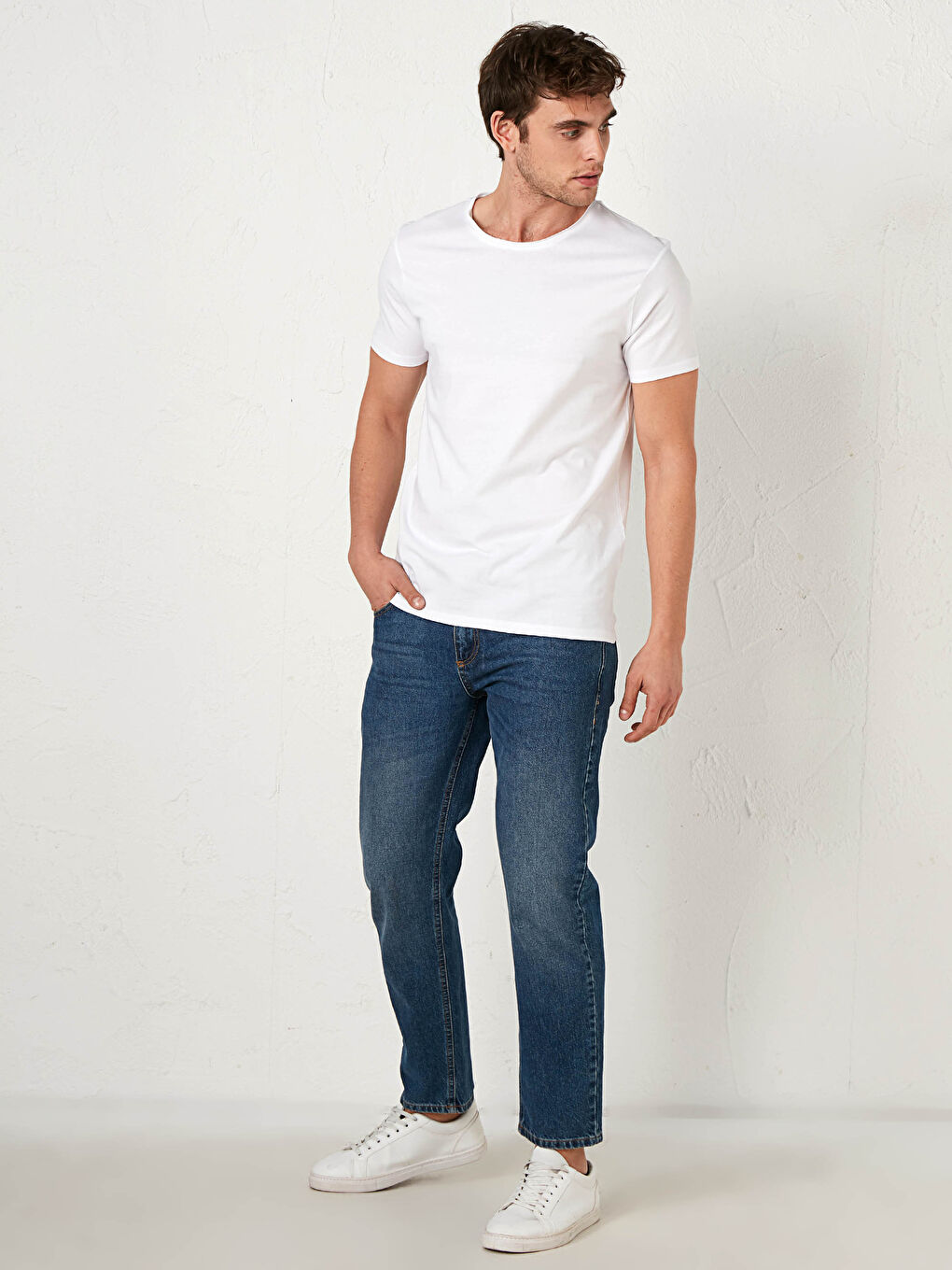 Beyaz Bisiklet Yaka Kısa Kollu Basic Pamuklu Tişört-1