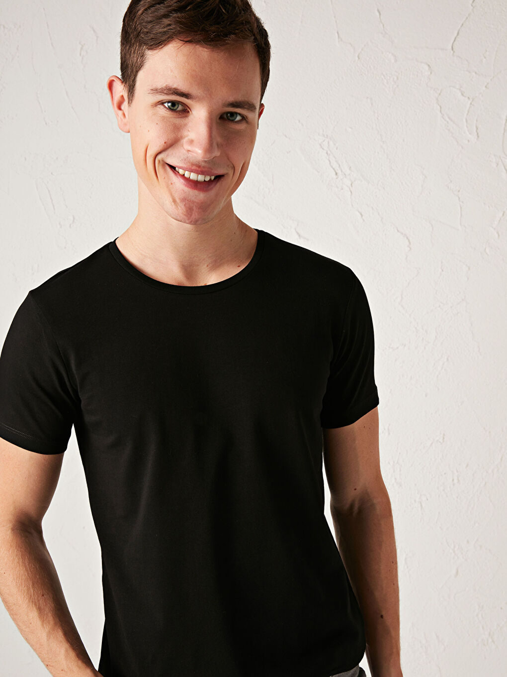 Siyah Bisiklet Yaka Basic Penye Tişört-1