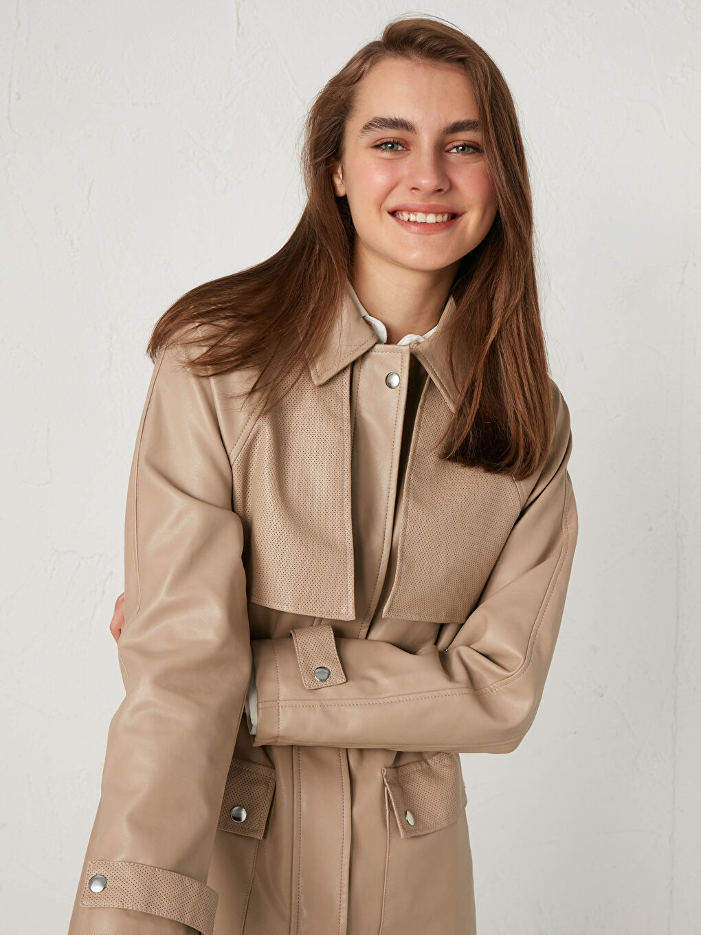Bej Deri Görünümlü Kemerli Trençkot-4