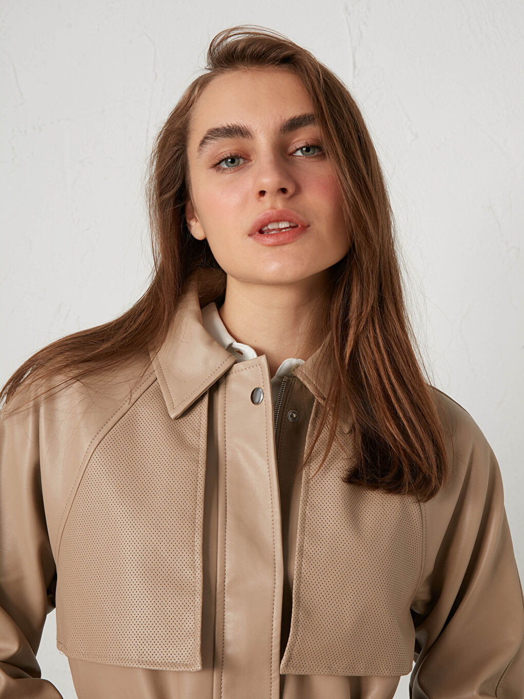 Bej Deri Görünümlü Kemerli Trençkot-5