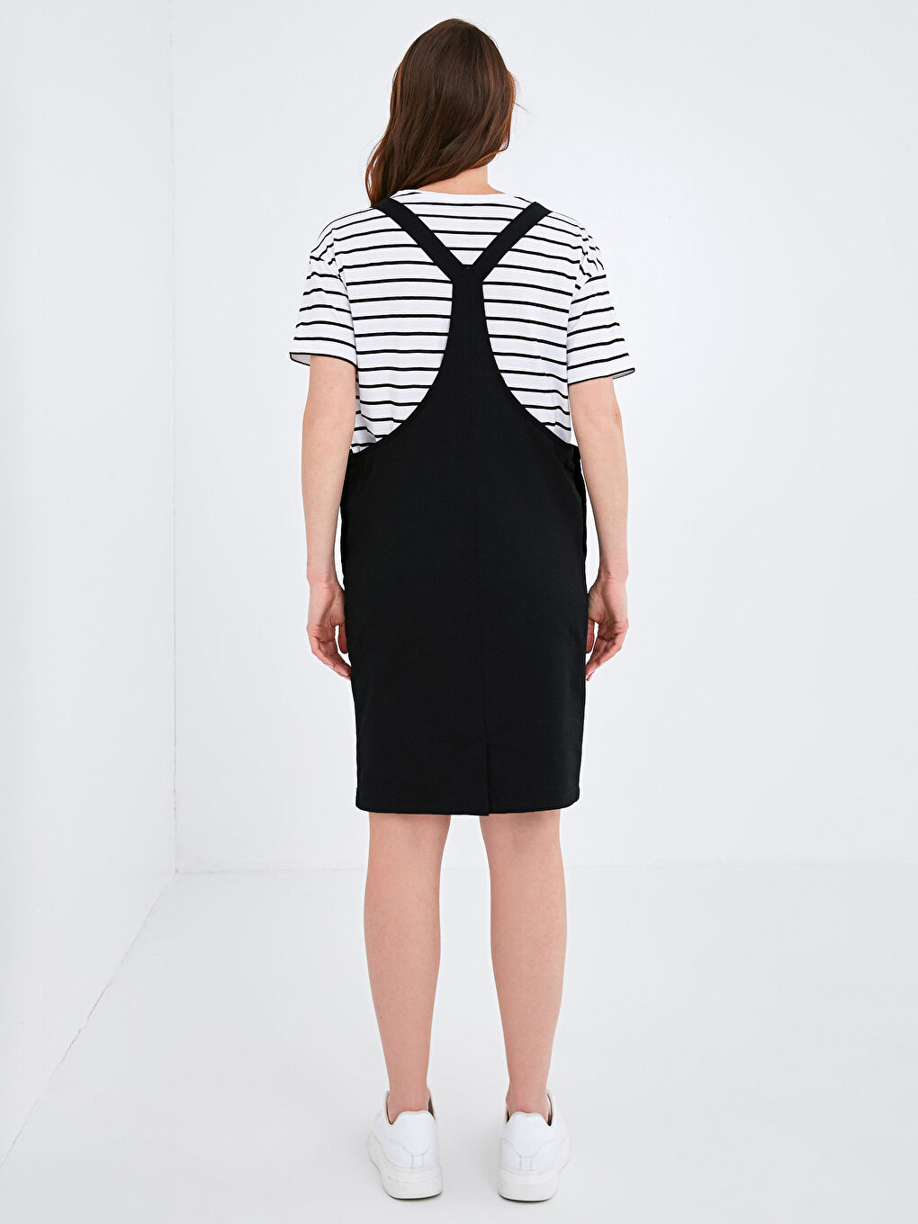 فستان حمل بياقة مربعة بتفاصيل جيوب وميزة الرضاعة من قماش الجبردين-3