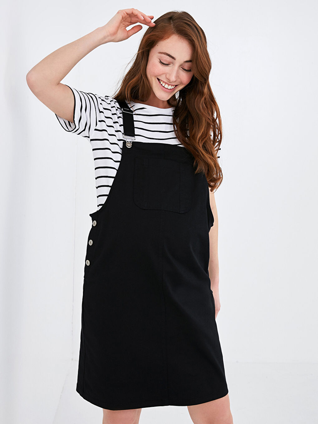 فستان حمل بياقة مربعة بتفاصيل جيوب وميزة الرضاعة من قماش الجبردين