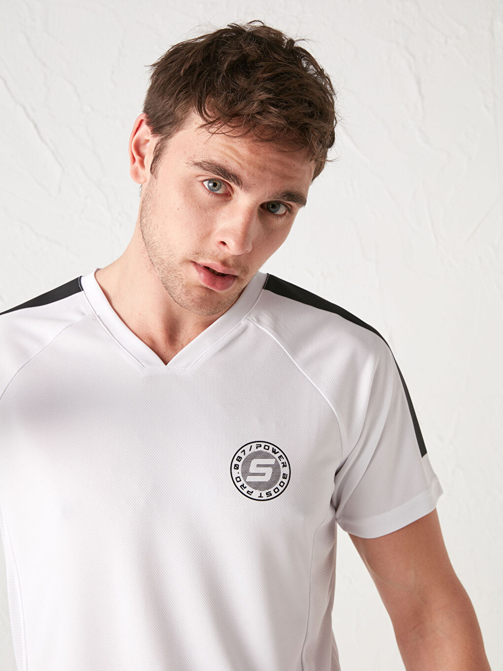 Beyaz V Yaka Kısa Kollu Baskılı Aktif Spor Tişört-1
