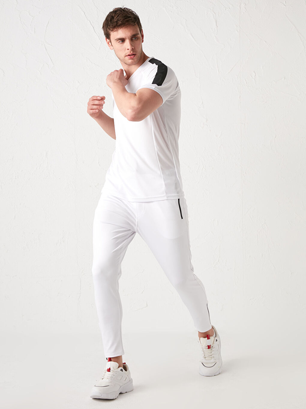 Beyaz V Yaka Kısa Kollu Baskılı Aktif Spor Tişört-3