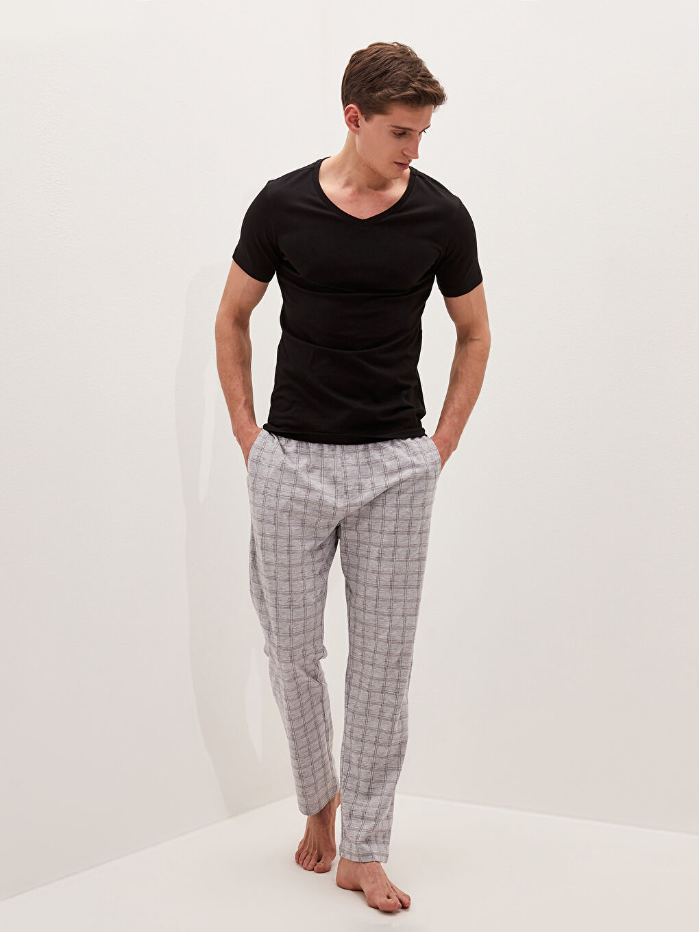 Siyah V Yaka Kısa Kollu Pamuklu Erkek Atlet-3