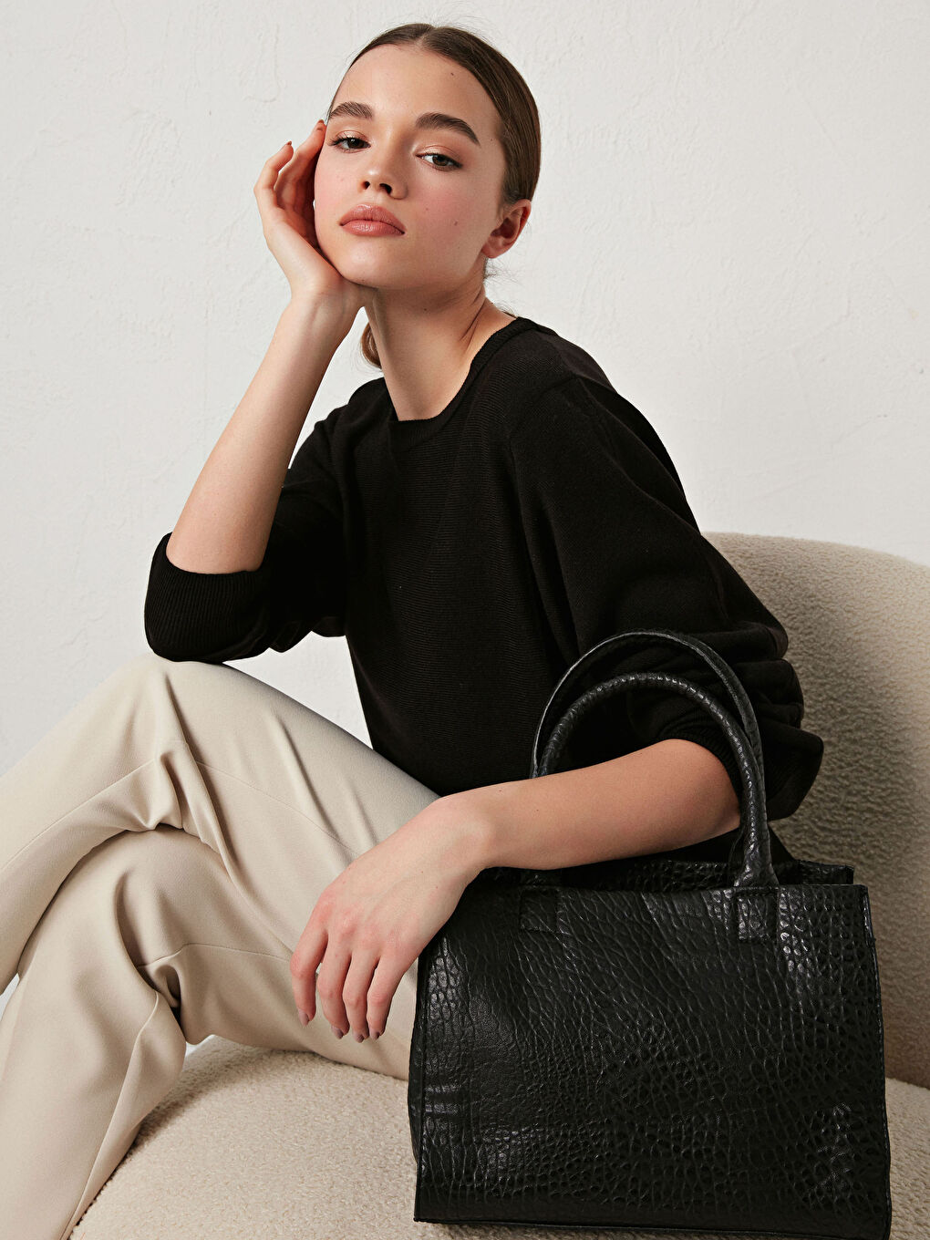 Siyah Deri Görünümlü Omuz Çantası