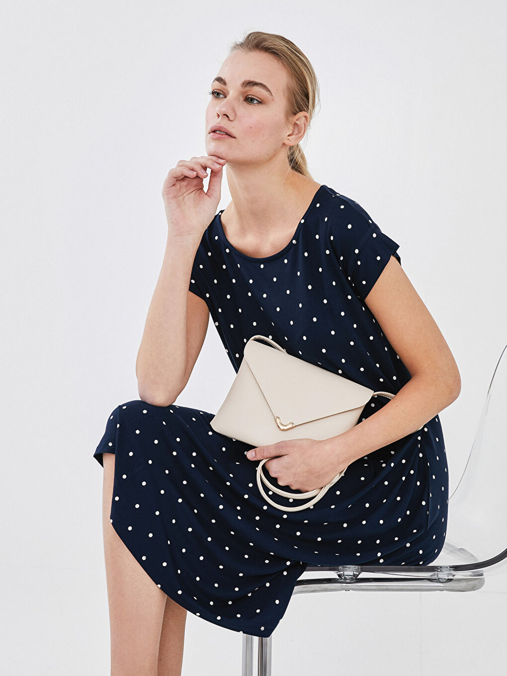 Bej Deri Görünümlü Kapaklı Kadın Çapraz Çanta