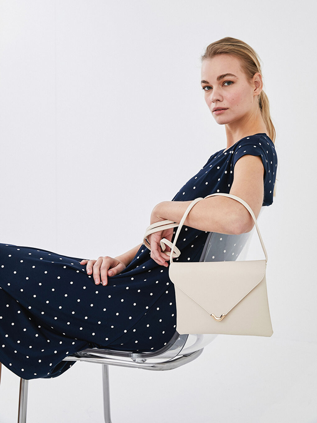 Bej Deri Görünümlü Kapaklı Kadın Çapraz Çanta-1