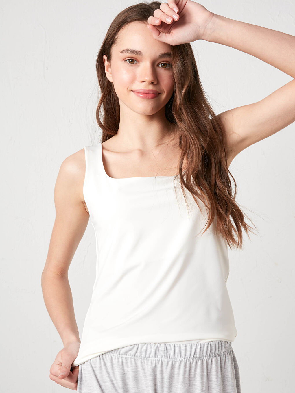 Жіночий атлет з товстими ремінцями та U-подібним вирізом