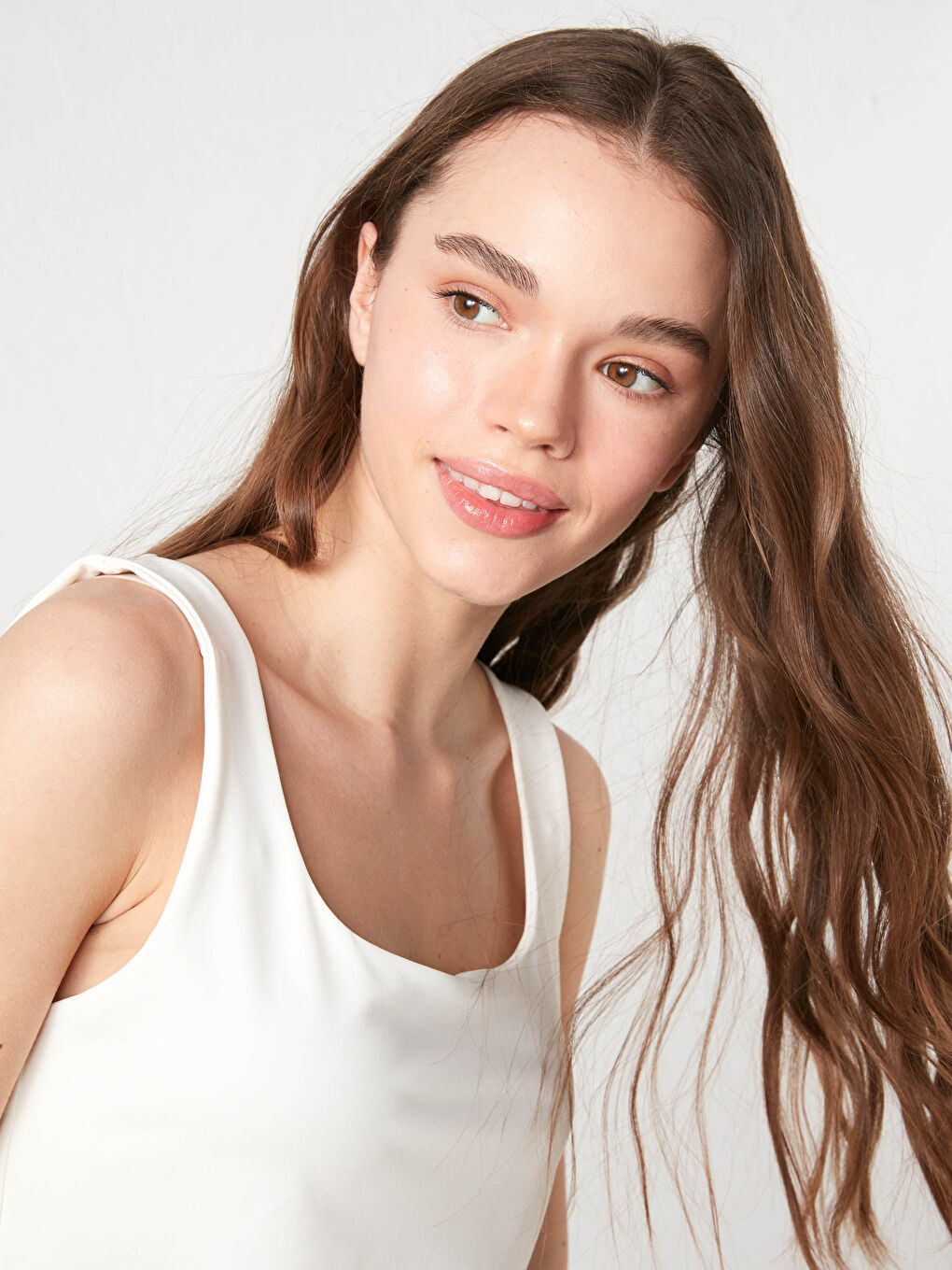 Жіночий атлет з товстими ремінцями та U-подібним вирізом-1