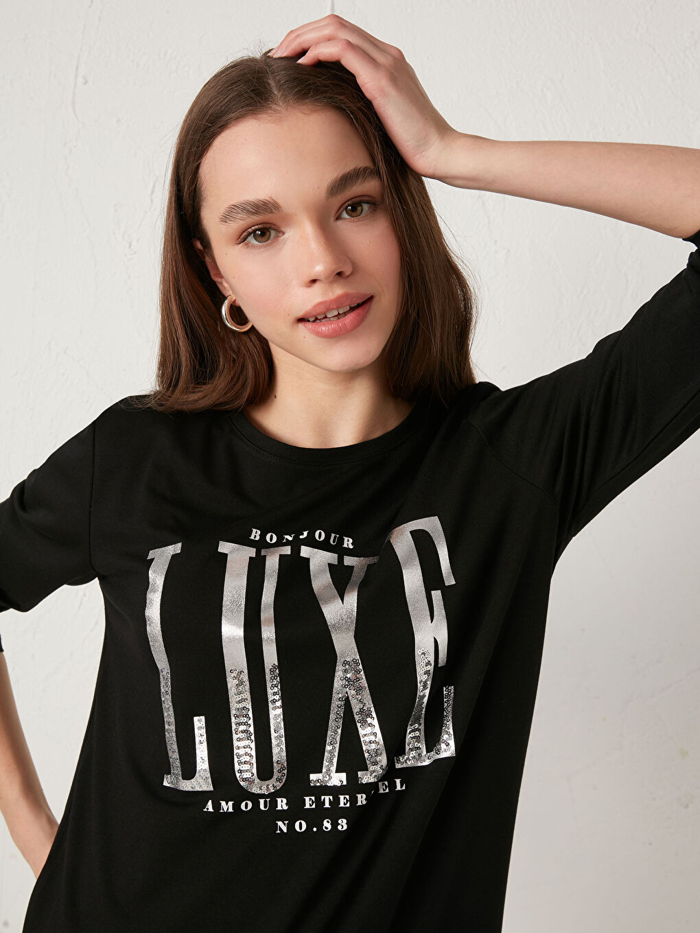 Футболка с круглым вырезом, ярким принтом букв и длинным рукавом для женщин-1