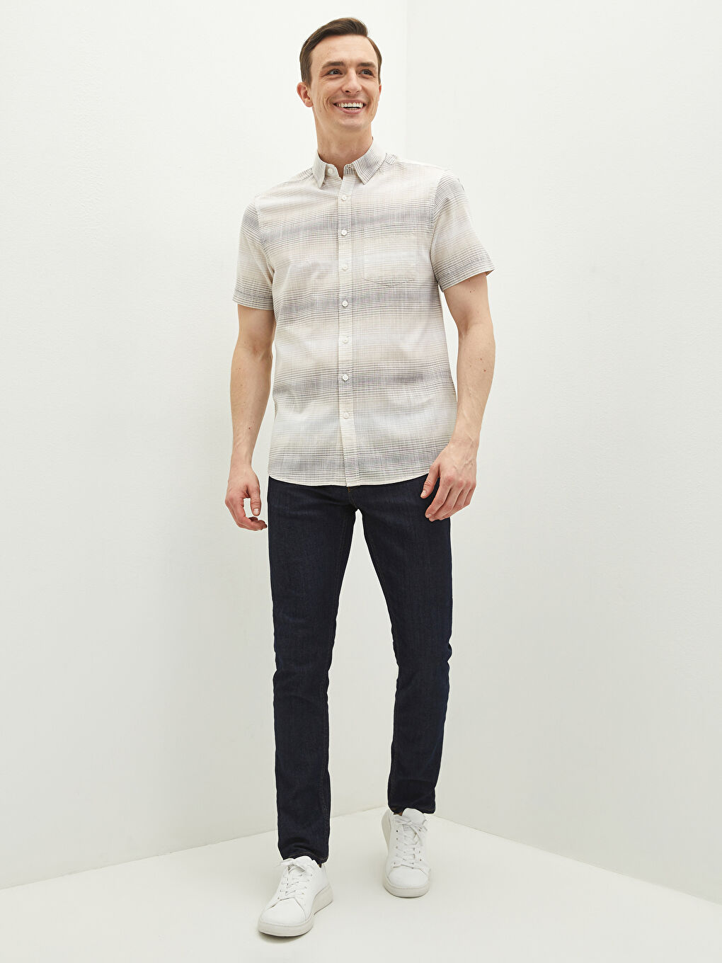 قميص بوبلين كم قصير بقصة عادية للرجال-2